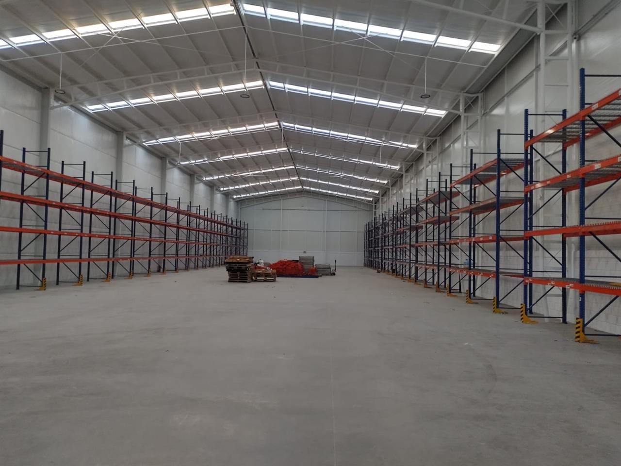 Nave industrial con racks selectivos instalados por AMJ