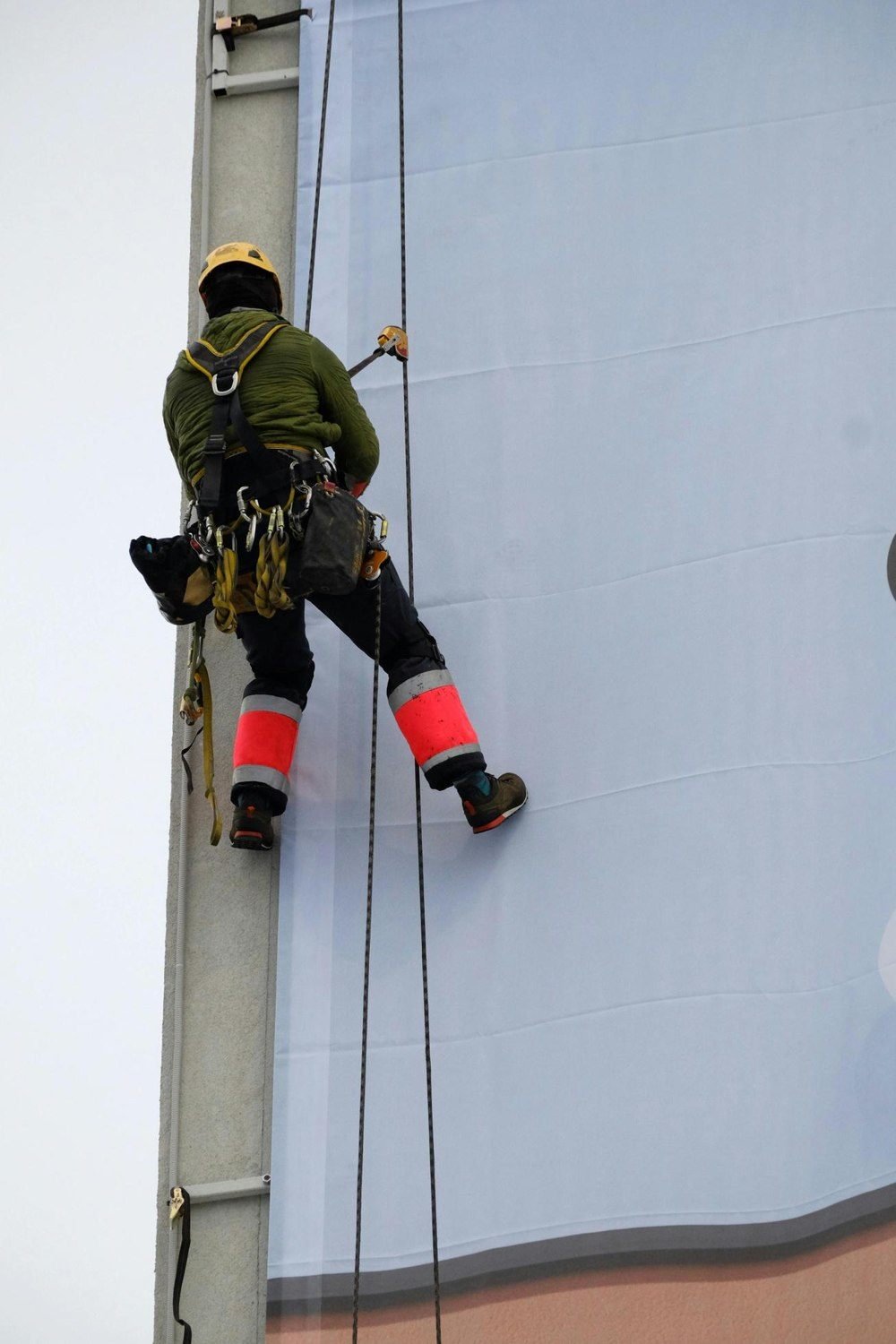 Técnico de AMJ trabajando en alturas con equipo de seguridad