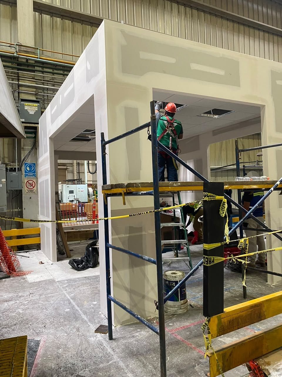 Construcción de módulo de oficinas dentro de nave industrial
