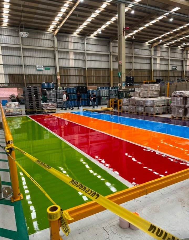 Piso epóxico de colores en planta industrial