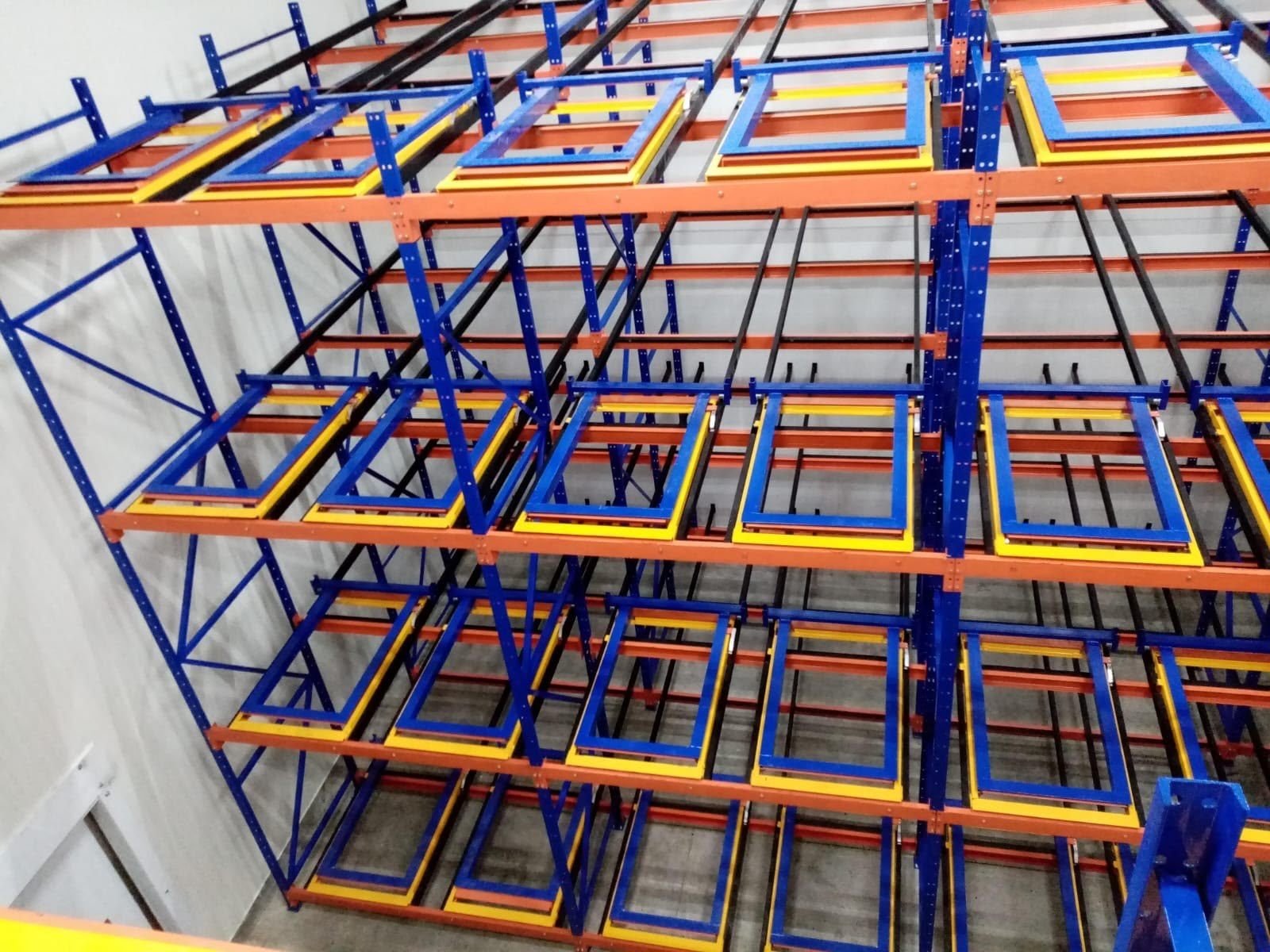 Racks metálicos fabricados por AMJ
